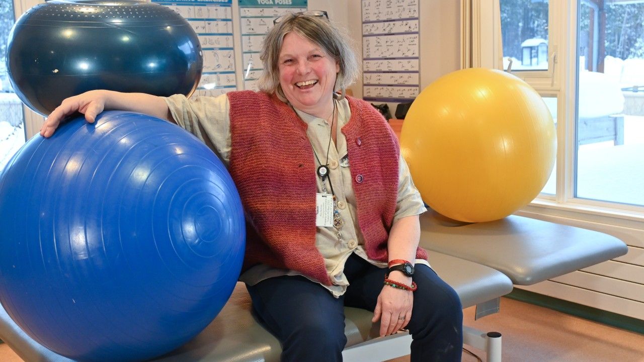 physiotherapist holding a bounce ball 